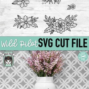 Puede incluir: Un conjunto de seis archivos de corte SVG florales en blanco y negro. Los archivos se muestran sobre un fondo blanco con un jarr&oacute;n de flores en el centro. El texto "Wild Pilot SVG CUT FILE" est&aacute; en la parte superior de la imagen.