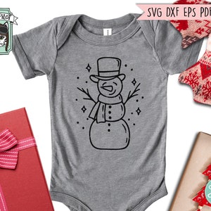 Op de afbeelding: Een grijze baby romper met een zwarte lijntekening van een sneeuwpop met een hoed en sjaal. De sneeuwpop is omringd door kleine sterren.