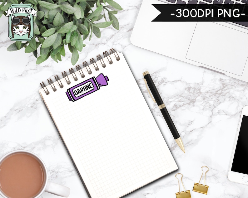 Peut inclure: Un carnet blanc avec un surligneur violet sur lequel est inscrit "Daphne". Le carnet est pos&eacute; sur une surface en marbre blanc avec un stylo noir, un ordinateur portable et une tasse de caf&eacute;.