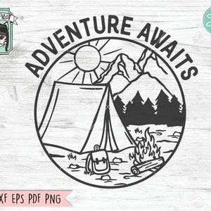 Könnte beinhalten: Schwarz-weiß-Illustration eines Zeltes, Bergen, Bäumen, einem Lagerfeuer und einer Sonne mit dem Text "Adventure Awaits" in einem Kreis.