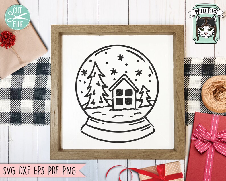 Op de afbeelding: Zwart-witte lijntekening van een sneeuwbol met een klein huis, twee dennenbomen en sneeuwvlokken erin. De sneeuwbol staat op een houten oppervlak.