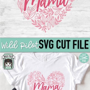 Pu&ograve; includere: Una maglietta bianca con un design a forma di cuore floreale rosa e la parola "Mama" all'interno del cuore.