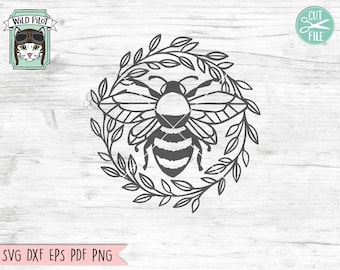 Pode incluir: Ilustração em preto e branco de uma abelha dentro de uma coroa de folhas. A abelha tem um corpo listrado e asas. A coroa é feita de folhas e galhos simples.