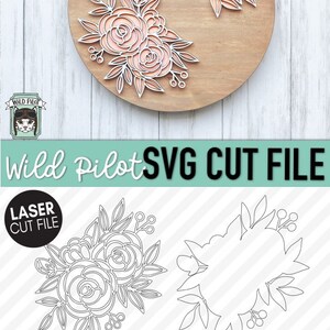 Puede incluir: Una descarga digital de un archivo de corte SVG de un ramo de flores. El archivo incluye cuatro dise&ntilde;os diferentes, cada uno con un grupo de rosas y hojas. Los dise&ntilde;os son perfectos para crear proyectos de corte por l&aacute;ser, como arte de pared, decoraci&oacute;n del hogar y tarjetas.