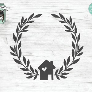 Puede incluir: Una silueta en blanco y negro de una casa con un coraz&oacute;n en la ventana, rodeada de una corona de hojas.