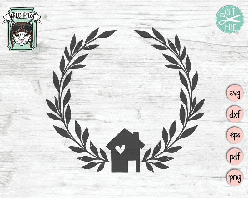 Puede incluir: Una silueta en blanco y negro de una casa con un coraz&oacute;n en la ventana, rodeada de una corona de hojas.