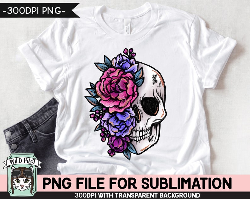 Puede incluir: Una camiseta blanca con un dise&ntilde;o de sublimaci&oacute;n de una calavera con flores rosas, moradas y azules.