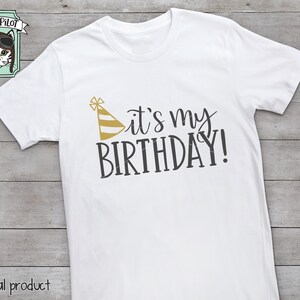 Puede incluir: Camiseta blanca con el texto "It's my birthday!" en negro con un gr&aacute;fico de gorro de fiesta dorado.