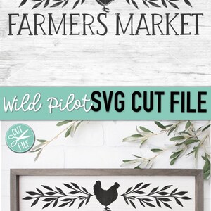 Op de afbeelding: Zwart-witte silhouet van een kip met bladeren aan weerszijden, met de tekst "FARMERS MARKET" eronder. De afbeelding is op een houtnerf achtergrond.