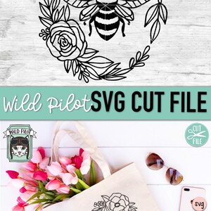 Puede incluir: Descarga digital en blanco y negro de una abeja rodeada de flores en forma de corona. El dise&ntilde;o es perfecto para proyectos de manualidades como bolsas de mano, camisetas y decoraci&oacute;n del hogar.
