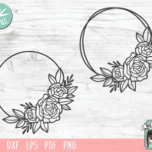 Puede incluir: Dos coronas florales en blanco y negro con un marco circular. Las coronas están hechas de flores y hojas estilizadas. Las coronas están sobre un fondo de madera blanca.