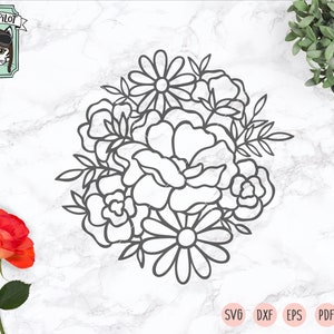 Pode incluir: Uma ilustra&ccedil;&atilde;o em preto e branco de um buqu&ecirc; de flores. As flores est&atilde;o dispostas em c&iacute;rculo e incluem rosas, margaridas e outros elementos florais.