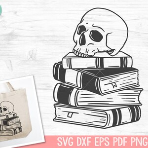 Puede incluir: Ilustración en blanco y negro de una calavera sobre una pila de libros. Los libros tienen un diseño clásico con páginas visibles y un marcador. La imagen es un archivo de corte, con el texto "SVG DXF EPS PDF PNG" en la parte inferior.