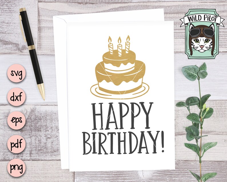 Puede incluir: Una tarjeta blanca con el texto "Happy Birthday!" en letras negras. Un pastel dorado con tres velas encendidas est&aacute; encima del texto.