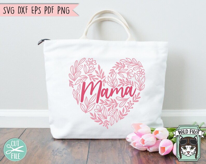 Pu&ograve; includere: Borsa tote bianca con un design a cuore floreale rosa e la parola "Mama" in lettere rosa.