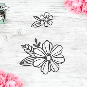 Puede incluir: Un dise&ntilde;o de arte de l&iacute;nea en blanco y negro de una sola flor con cinco p&eacute;talos y un c&iacute;rculo central. La flor est&aacute; rodeada de tres hojas. El dise&ntilde;o est&aacute; sobre un fondo de madera blanco.