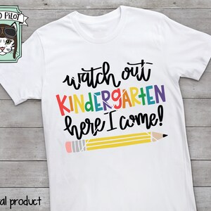 Puede incluir: Camiseta blanca con el texto "watch out KINDERGARTEN here I come!" en colores arco&iacute;ris. Un l&aacute;piz amarillo con una goma roja est&aacute; dibujado debajo del texto.