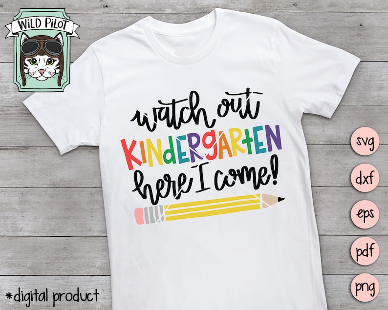Puede incluir: Camiseta blanca con el texto "watch out KINDERGARTEN here I come!" en colores arco&iacute;ris. Un l&aacute;piz amarillo con una goma roja est&aacute; dibujado debajo del texto.