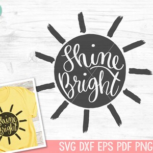 Puede incluir: Diseño gráfico en blanco y negro de un sol con el texto "Shine Bright" en su interior. El sol tiene un diseño estilizado, con trazos de pincel.