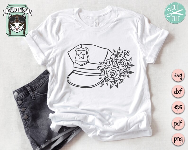 Puede incluir: Un dise&ntilde;o en blanco y negro de l&iacute;nea de arte de un sombrero de polic&iacute;a con una estrella en la parte delantera y un arreglo floral en el lateral. El dise&ntilde;o est&aacute; en una camiseta blanca.