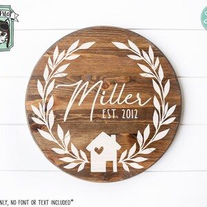 Puede incluir: Un letrero redondo de madera con un dise&ntilde;o de corona blanca, el texto "Miller EST. 2012" y una silueta blanca de una casa con un coraz&oacute;n.
