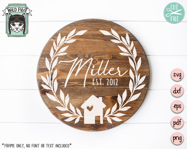 Puede incluir: Un letrero redondo de madera con un dise&ntilde;o de corona blanca, el texto "Miller EST. 2012" y una silueta blanca de una casa con un coraz&oacute;n.