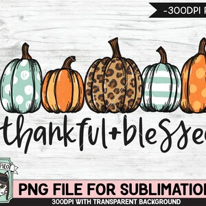 Peut inclure: Une conception numérique représentant cinq citrouilles avec des motifs différents. Les citrouilles sont disposées en rangée sur un fond en bois clair. Le texte "thankful+blessed" est écrit sous les citrouilles.
