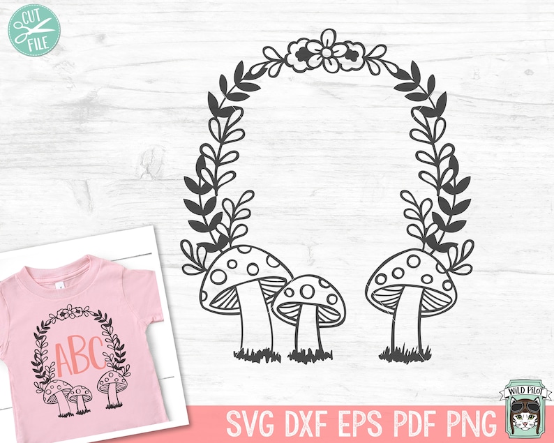 Op de afbeelding: Zwart-witte lijntekening van een krans van bladeren en bloemen met drie paddenstoelen eronder. De krans is een cirkel en de paddenstoelen staan in een rij. De paddenstoelen hebben stippen op de bovenkant van hun hoeden.