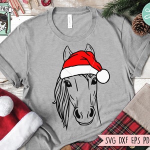 馬のサンタ帽子 svg ファイル、帽子をかぶった馬 svg、クリスマス svg ファイル、馬 svg、クリスマス カット ファイル、クリスマス サンタ帽子 svg、農場のクリスマス svg 画像 2