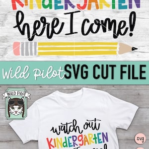 Puede incluir: Una camiseta blanca con el texto "watch out KINDERGARTEN here I come!" en negro y colores arco&iacute;ris. Un l&aacute;piz amarillo con una goma de borrar rosa est&aacute; debajo del texto. El texto "svg dxf eps pdf png" est&aacute; en un c&iacute;rculo en el lado derecho de la imagen.