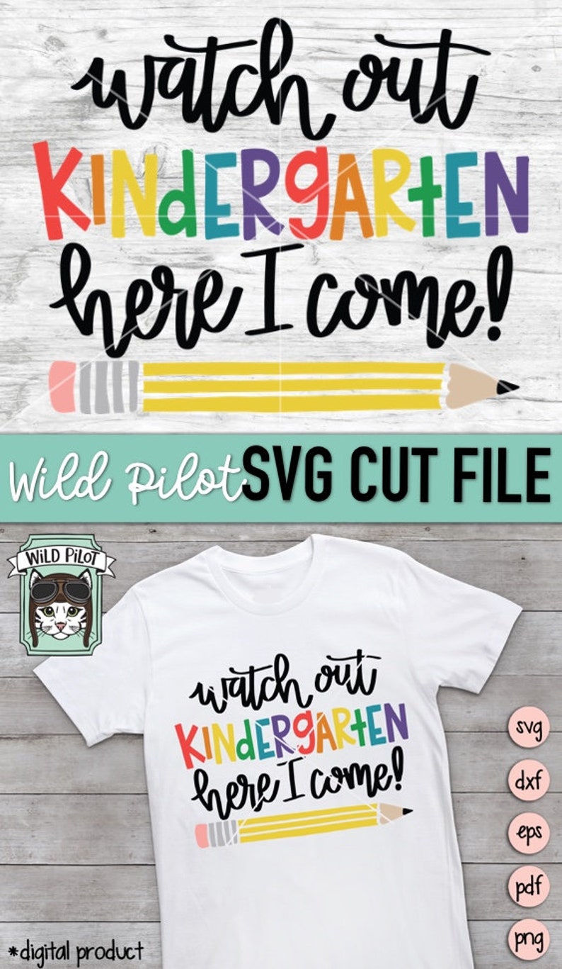 Puede incluir: Una camiseta blanca con el texto "watch out KINDERGARTEN here I come!" en negro y colores arco&iacute;ris. Un l&aacute;piz amarillo con una goma de borrar rosa est&aacute; debajo del texto. El texto "svg dxf eps pdf png" est&aacute; en un c&iacute;rculo en el lado derecho de la imagen.