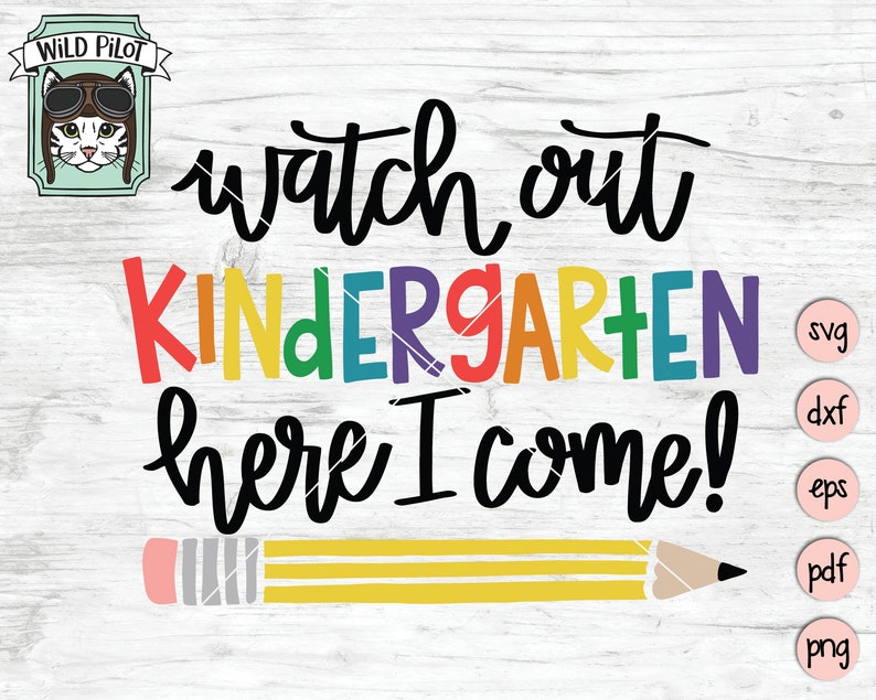 Puede incluir: Un dise&ntilde;o gr&aacute;fico colorido con el texto "Watch out Kindergarten here I come!" con un l&aacute;piz debajo. El dise&ntilde;o est&aacute; sobre un fondo de madera blanca con un peque&ntilde;o gr&aacute;fico de un gato con gafas de aviador en la esquina superior izquierda. El dise&ntilde;o est&aacute; rodeado de cinco c&iacute;rculos con el texto "svg", "dxf", "eps", "pdf" y "png" en cada c&iacute;rculo.