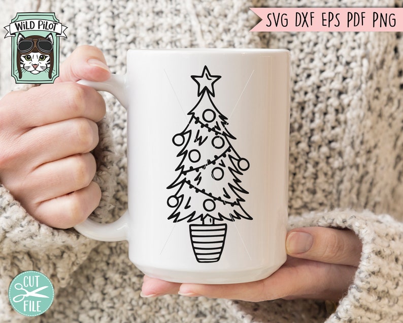 Op de afbeelding: Een zwart-witte lijntekening van een kerstboom met ornamenten en lichtjes. De boom staat in een pot met een gestreept patroon. De afbeelding is op een witte mok.