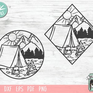 Puede incluir: Ilustración en blanco y negro de línea de arte de una escena de campamento con una tienda de campaña, montañas, árboles, una fogata y una mochila. La ilustración tiene forma de círculo.