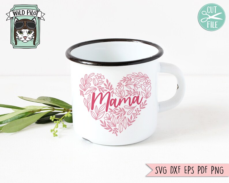 Pu&ograve; includere: Una tazza di smalto bianco con bordo e manico neri. La tazza presenta un design a forma di cuore floreale rosa con la parola "Mama" al centro.