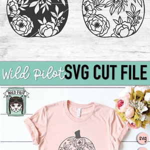 Op de afbeelding: Een zwart-wit digitaal ontwerp van een pompoen met bloemmotieven. Het ontwerp is afgebeeld op een roze T-shirt. Het ontwerp is beschikbaar in de formaten SVG, DXF, EPS, PDF en PNG.