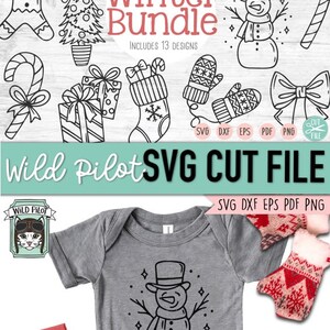 Op de afbeelding: Een set van 13 zwart-witte winterthema SVG-snijbestanden. De ontwerpen omvatten een sneeuwpop, een kerstboom, een kous, een snoepstok, een cadeaudoos, een sneeuwvlok, een hoed, een paar wanten, een strik, een sneeuwbol, een peperkoekman en een trui. De tekst "Winter Bundle" en "Includes 13 Designs" is ook in de afbeelding opgenomen.