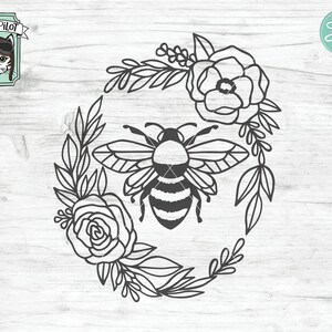 Puede incluir: Ilustraci&oacute;n en blanco y negro de una abeja rodeada de una corona de flores. La abeja tiene alas rayadas y un cuerpo rayado. Las flores son rosas estilizadas.