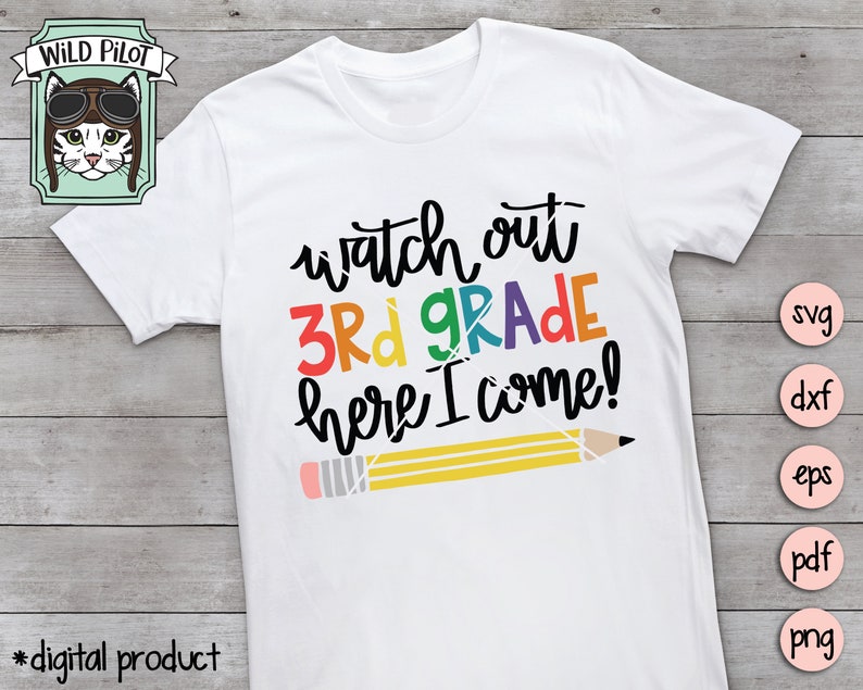 Peut inclure: Un t-shirt blanc avec le texte "watch out 3rd GRADE here I come!" en couleurs arc-en-ciel. Un crayon jaune avec une gomme rouge est dessin&eacute; sous le texte.