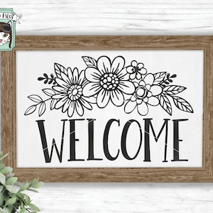 Peut inclure: Une pancarte de bienvenue en noir et blanc avec un motif floral. La pancarte est dans un cadre en bois et porte le mot "WELCOME" en grandes lettres audacieuses.