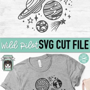 Pode incluir: Design de arte de linha preto e branco de planetas e estrelas. O design inclui um grande planeta com an&eacute;is, um cometa e v&aacute;rias estrelas. O design &eacute; perfeito para uma camiseta, uma bolsa de m&atilde;o ou outro projeto artesanal.