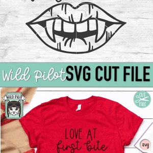 Może przedstawiać: Czerwony T-shirt z tekstem "LOVE AT first bite" i czarno-białą ilustracją ust wampira z kłami. Tekst "svg, dxf, eps, pdf, png" jest wymieniony po prawej stronie obrazu.