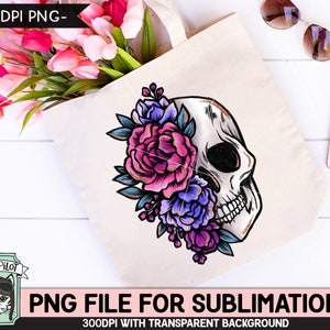 Puede incluir: Una bolsa de tela blanca con un dise&ntilde;o de calavera y flores. La calavera est&aacute; parcialmente cubierta por flores rosas, moradas y azules. El texto "PNG FILE FOR SUBLIMATION" est&aacute; impreso en la parte inferior de la bolsa.
