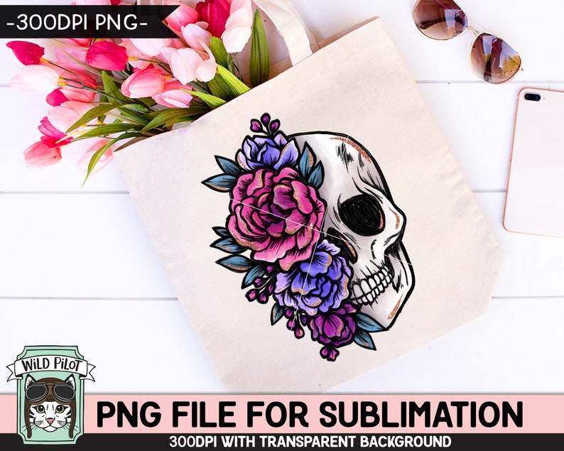 Puede incluir: Una bolsa de tela blanca con un dise&ntilde;o de calavera y flores. La calavera est&aacute; parcialmente cubierta por flores rosas, moradas y azules. El texto "PNG FILE FOR SUBLIMATION" est&aacute; impreso en la parte inferior de la bolsa.