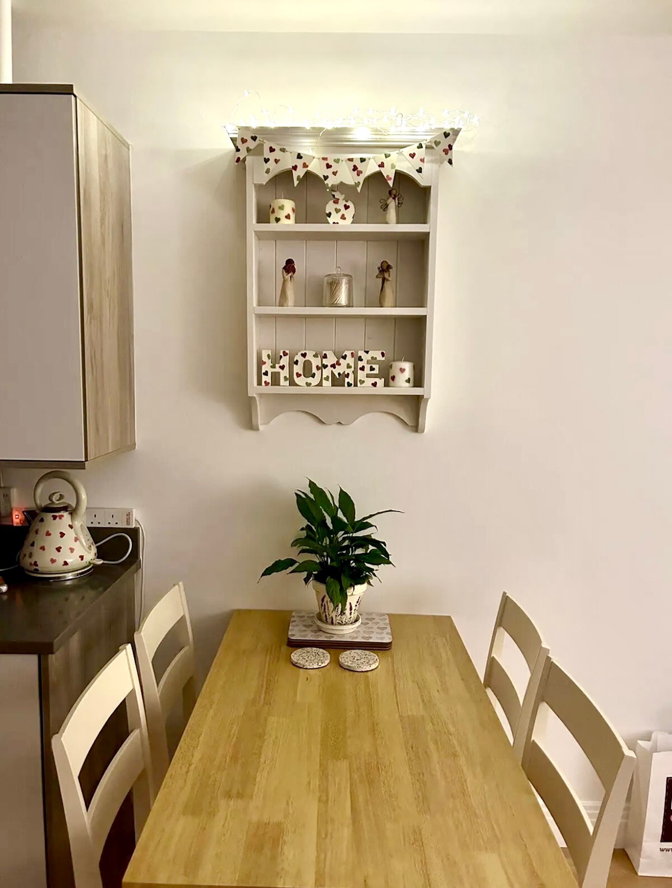 Librería Salon Estanterías de pared de madera montada en la pared moderna  de 3 niveles para mostrar, libros, almacenamiento y decoración Estantería  Decorativa ( Color : White , Size : 3-Tier ) : : Hogar y cocina