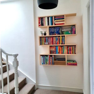 LEANNE Massives Wand-Bücherregal aus Pinie: Modernes Funky-Regal