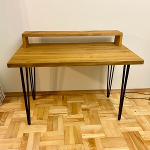 Handgemaakt grenenhouten bureau met metalen haarspeldpoten en monitorblad
