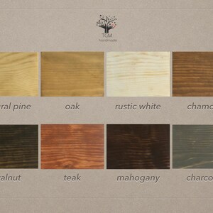 Puede incluir: Una carta de colores que muestra ocho opciones de tinte para madera: pino natural, roble, blanco r&uacute;stico, gamuza, nogal, teca, caoba y carb&oacute;n. El texto "TGM handmade" est&aacute; en la parte superior.