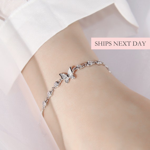 Women's Simple W Letter Cubic Zirconia Decor Bracelet