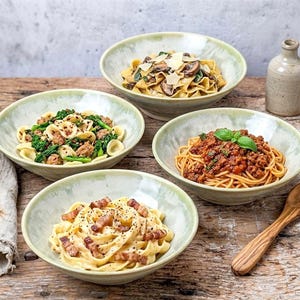 Pode incluir: Quatro tigelas de pratos de massa, cada uma com ingredientes diferentes. Uma tigela tem massa com cogumelos e queijo, outra com salsicha e verduras, uma terceira com espaguete e molho de carne e a última com massa e bacon.